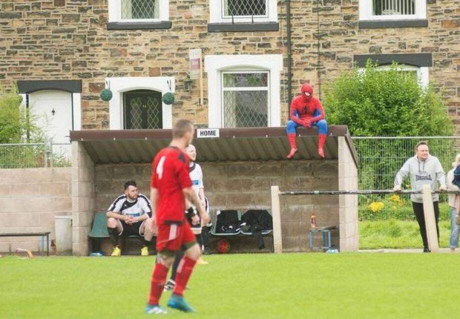 Ο Spiderman στον πάγκο της Ashington FC!